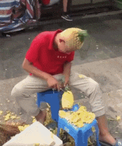 搞笑gif:大街上看美女不是你的错,但是树撞坏了你得赔