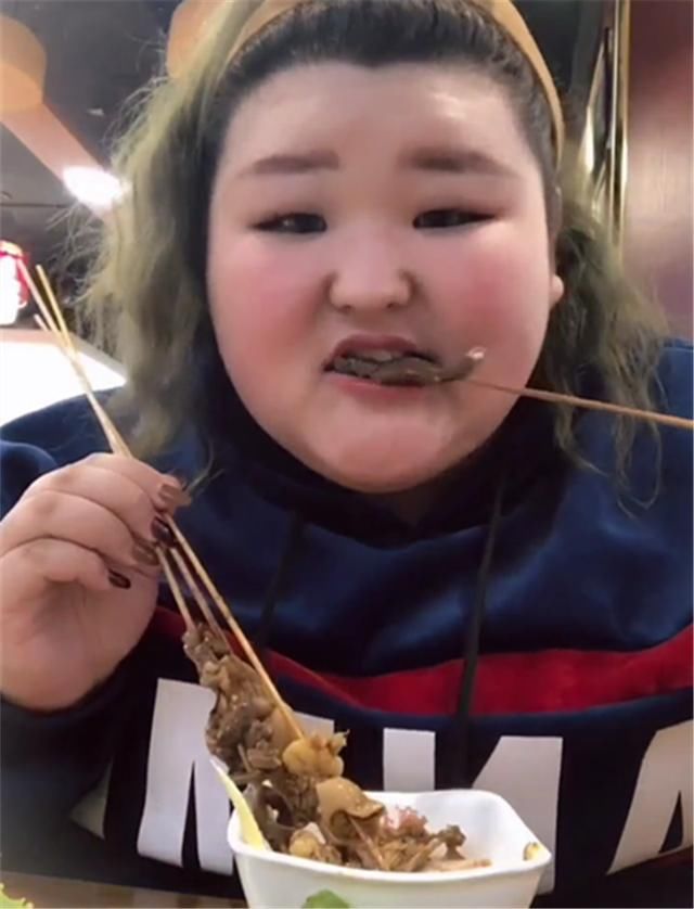 98年的280斤姑娘,不减肥就爱吃肉,还是体育学院的专业