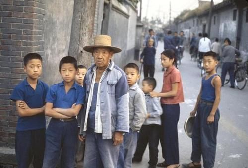 1974年中国历史老照片:图为老大爷和他的孙子们,60年代出生的农村小孩