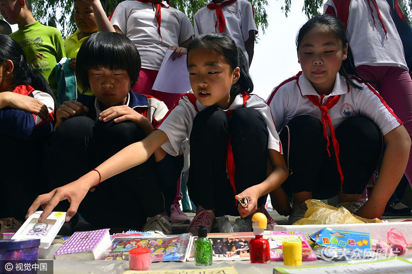 聊城一学校举办校园淘宝节 小学生使出浑身解数推销商品