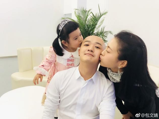 零点一过,妻子包文婧晒出一家三口温馨合照交写道: 老公~风风雨雨我们