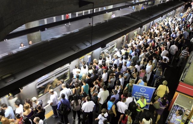 全世界上班都在挤地铁 你绝对不是最苦逼的那个-北京时间
