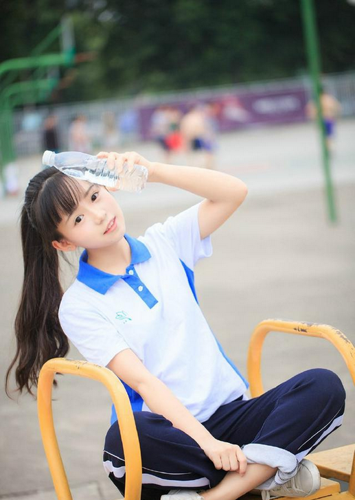 00后校服惹争议:你会放心让你的女儿穿这种校服吗?