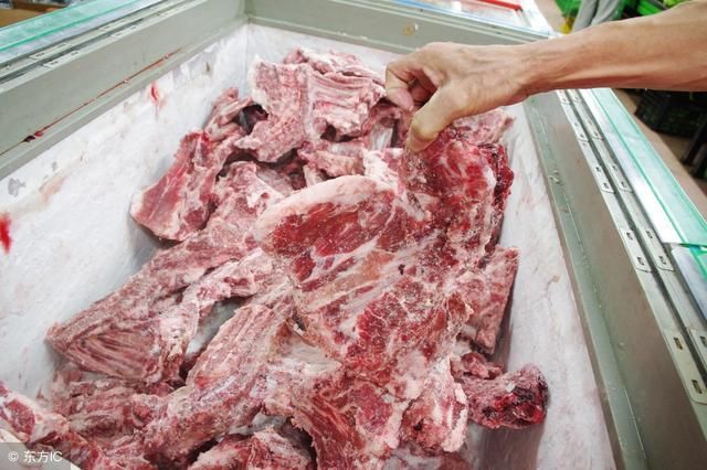 冰箱里刚刚拿出来的冻肉,教你一招,3分钟快速解冻