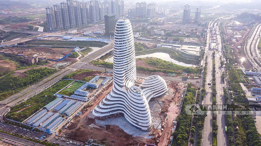 高清:航拍广西新媒体中心 造型让人浮想联翩引争议