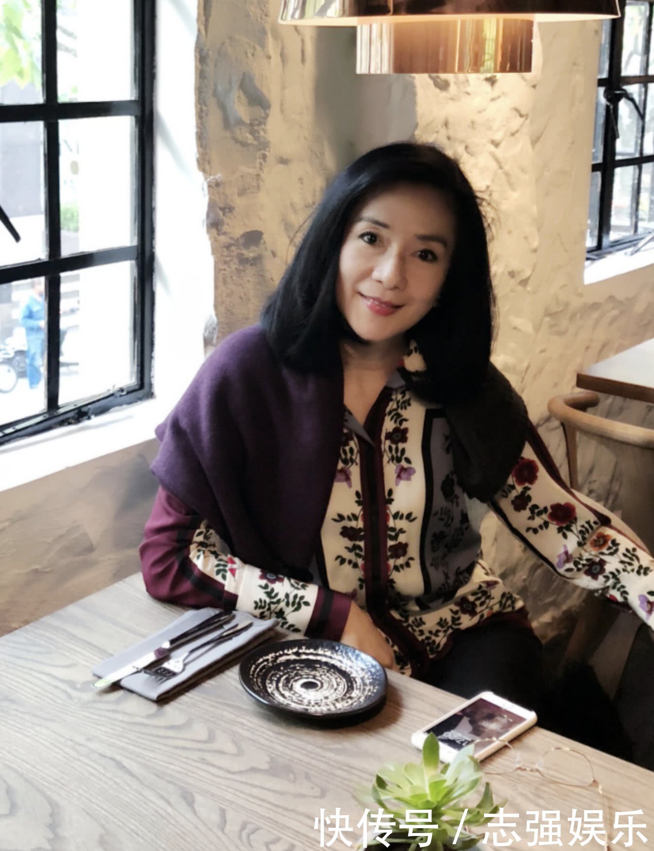 公认的琼瑶第一女主吕秀菱,号称是林青霞的接班人,如今56岁美的倾国