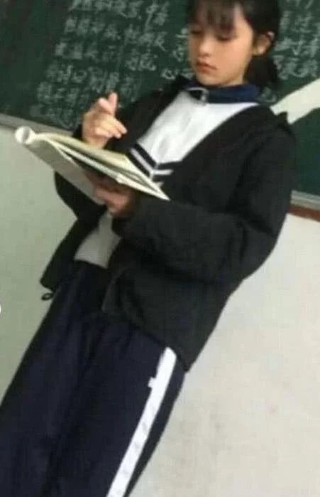 00后美少女因"罚站照"走红网络,网友:作为女生,确实长
