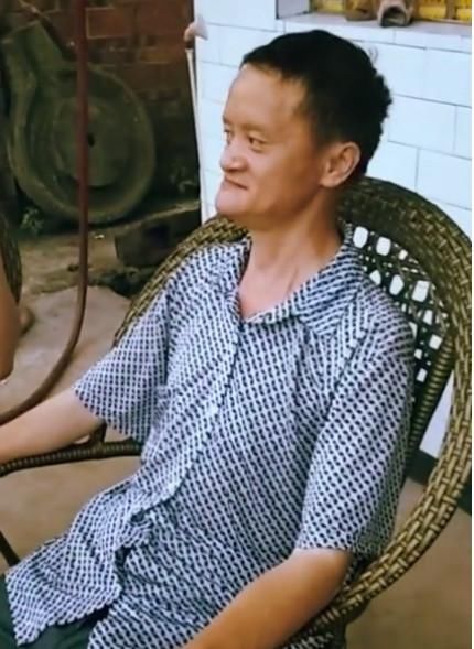 农村大爷长相酷似马云,整天游手好闲不干活,家人欲哭无泪!