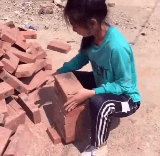 农村十八岁女孩工地做小工,每天搬砖虽然漂亮,却找不到男朋友