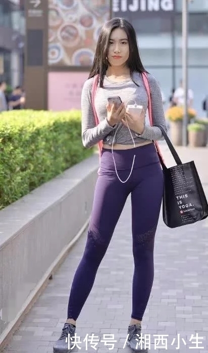 街拍:清纯透着成熟的气质美女,迷人的美腿穿上紧身运动裤,魅力无限!