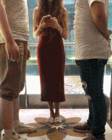 爆笑gif图:兄弟,美女走了,终于可以松口气了,愉快愉快