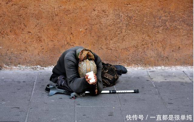 乞丐每天向停车场里扔垃圾,众人指责他,看到流浪猫时众人傻了