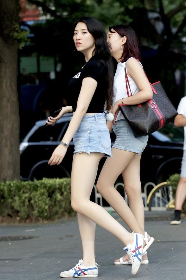街拍:浅蓝色牛仔热裤的美女,非常时尚又可爱的美女