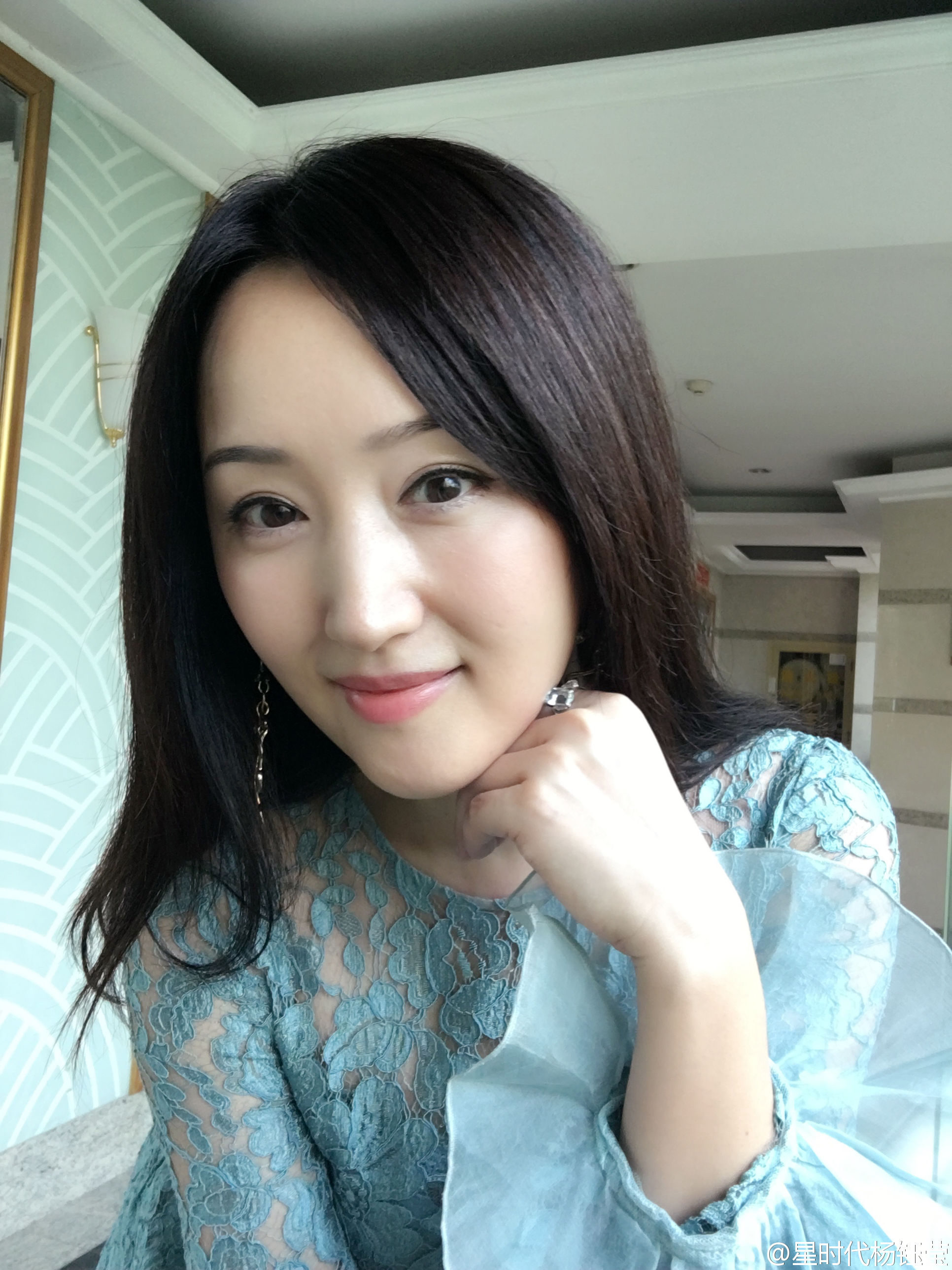 美女杨钰莹变老了,如今走在大街无人识,网友:跟照片不