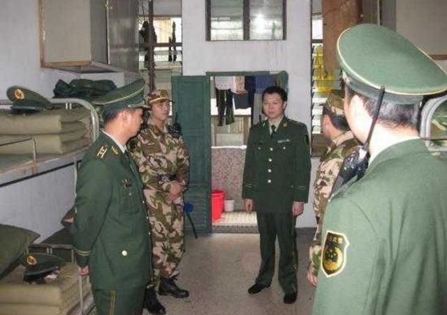 中国飞行员黄鹏壮烈牺牲,军事专家:他可以生还,但他没有这么做