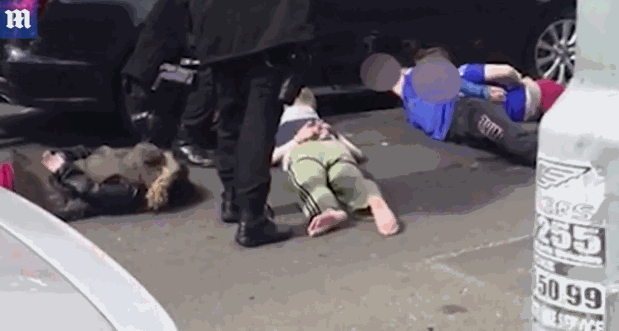 枪指反铐12岁小孩 英国警察闹乌龙