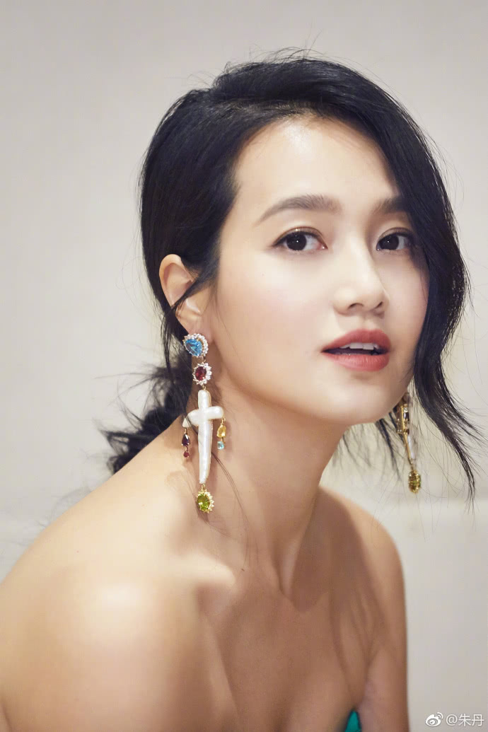 朱丹重回主持界尽显女人味,气质颜值媲美一线女明星