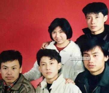 该照片为红色背景的五人合影,照片中靳东身着白色夹克坐在中间.