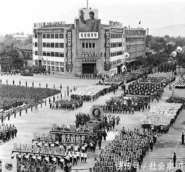 1966年,哈军工红卫兵在江西农村水利工程工地上为农民工做宣传演出.