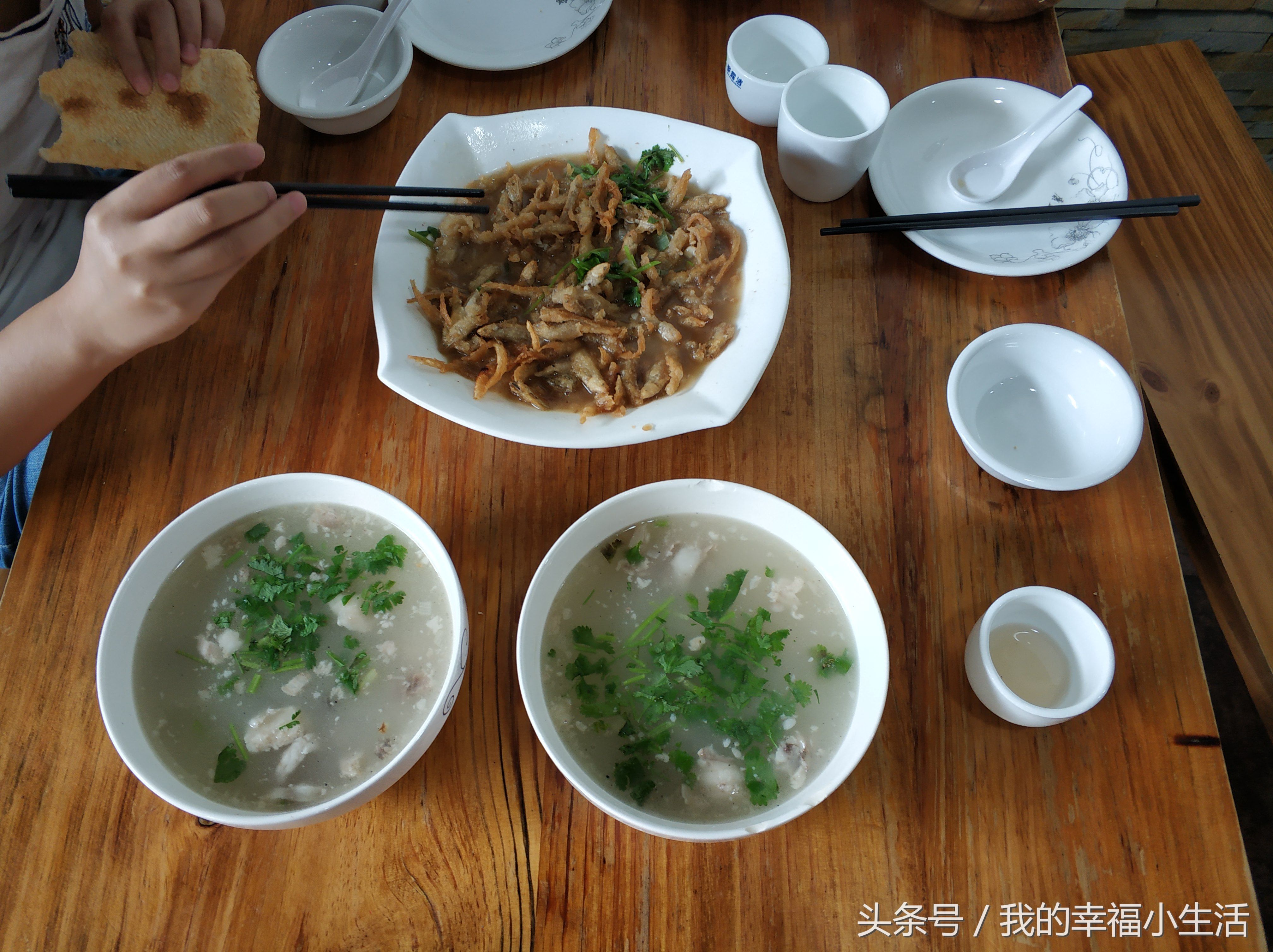 两人去喝羊肉汤,不舍得点菜都花了66元,两碗汤五个烧饼一碗炖鱼
