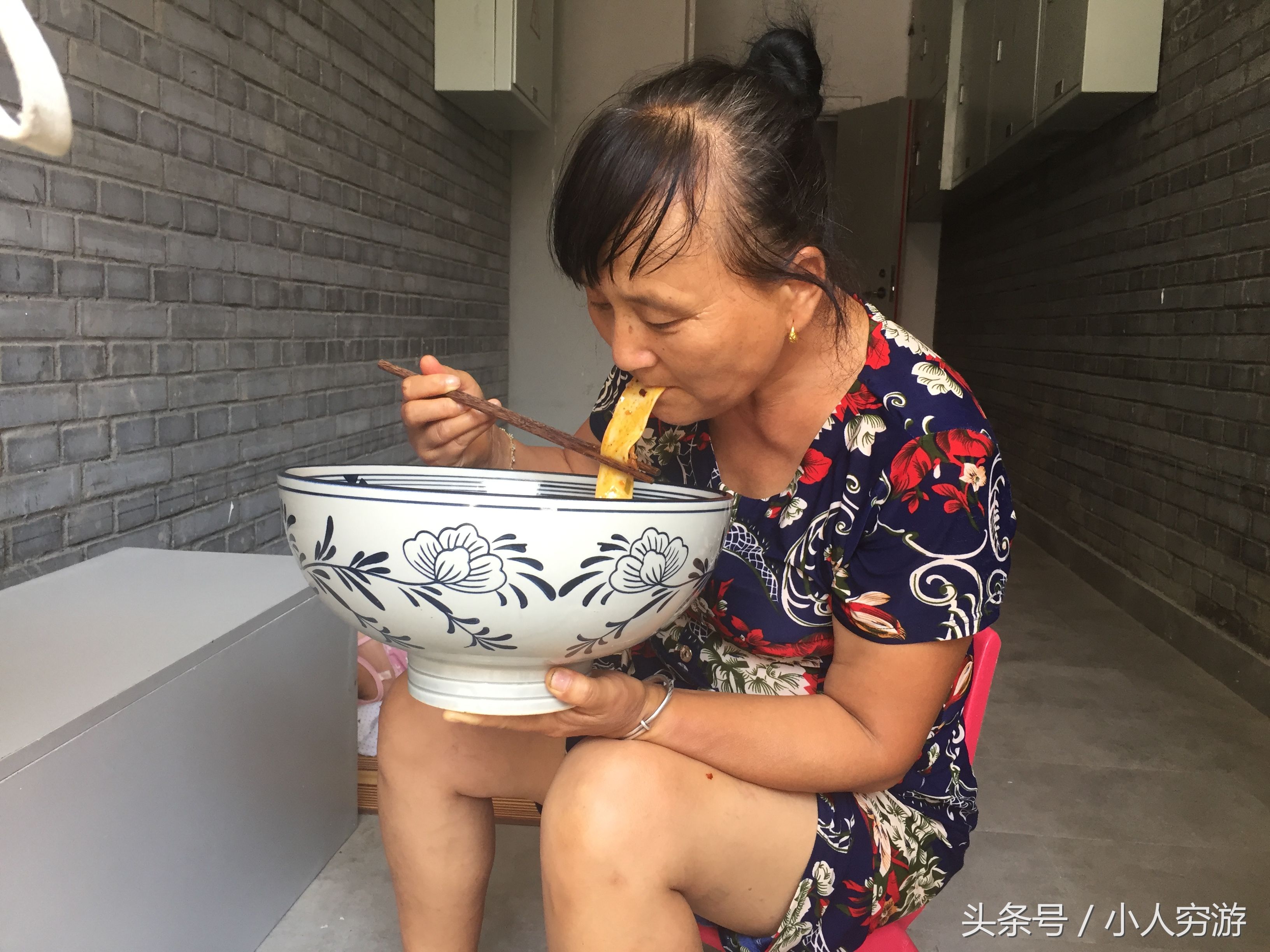 宝鸡街头大妈端起"艺术品大碗"霸气吃面,可碗里面的面