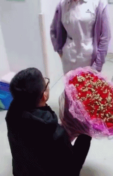 搞笑gif:作死小哥儿喂女票吃香皂,活着不好吗?