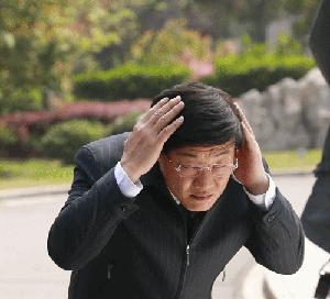 陈奕迅新片老干部造型曝光 网友:硬戴假发套的数学老师