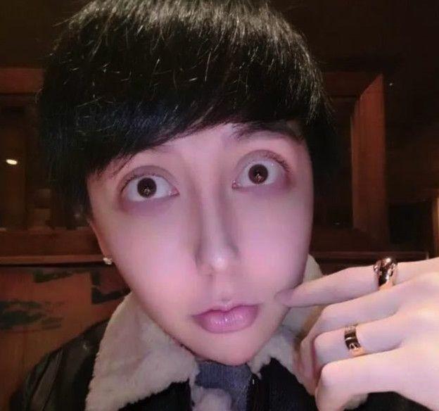 整张脸全踏了,像被脚踩过一样!