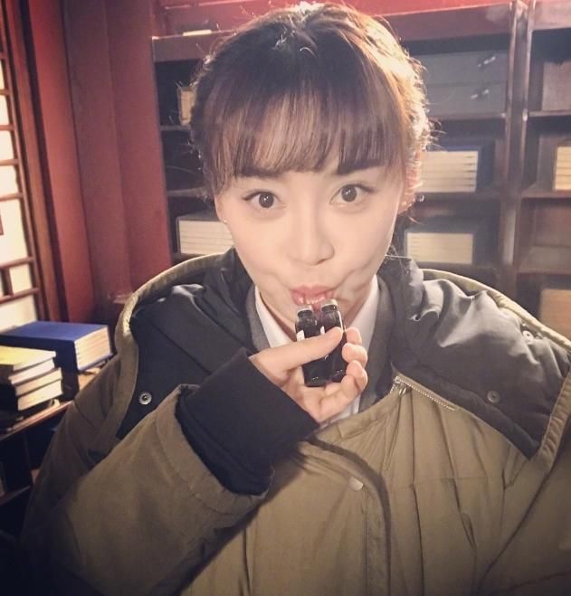 姗姗v妹妹晒照,像个妹妹一样被小孩鲜花盛开表情图片逼着喂药,小图片