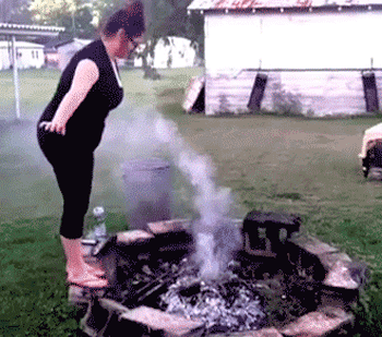 搞笑gif趣图:大姐,你这是干啥,我看着都感觉好烫!