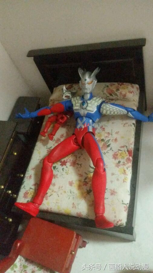 奥特曼中最温馨一幕,赛罗奥特曼照顾雷欧奥特曼