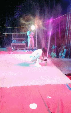 搞笑gif:放那个黑裙子的姑娘,让我来帮你抱会