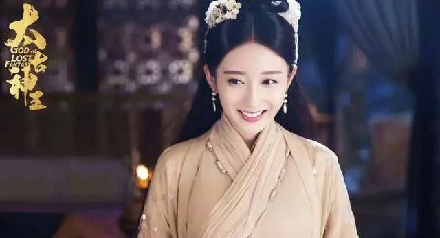 很多网红都是凭借着自己的热度进去演艺圈的,陈梦瑶就是如此.
