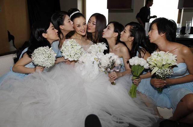 后来杨幂与刘恺威在巴厘岛婚礼,伴娘也只邀请了唐嫣一人,姐妹团成员并