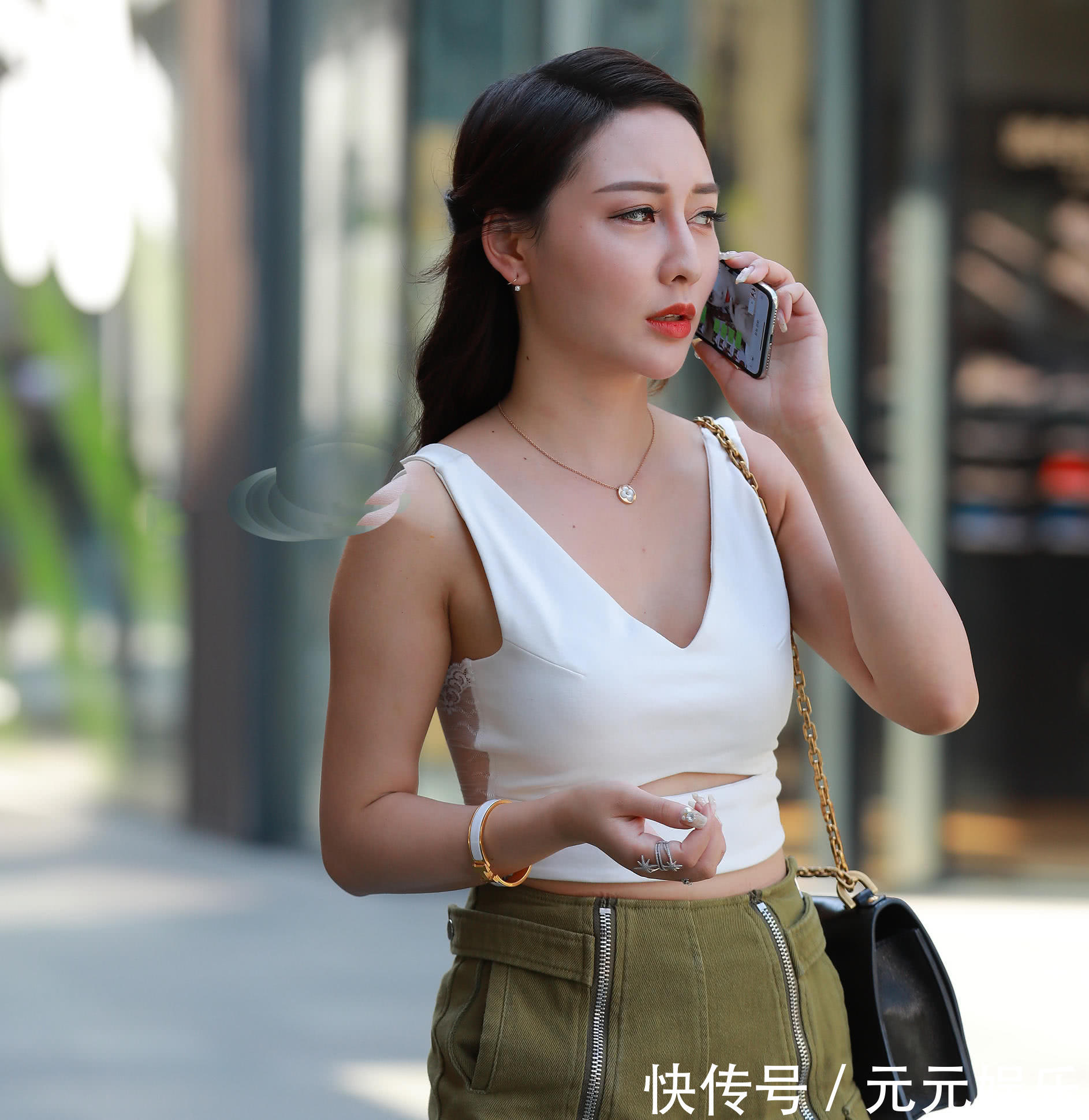 气质女神短裤尽显迷人风采,打电话的神态也能看呆路人