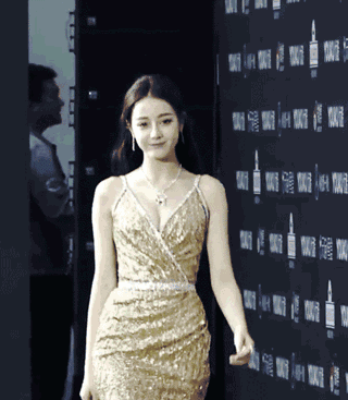 杨幂的少女感和大妈胸竟然能共存,算不算娱乐圈奇迹?