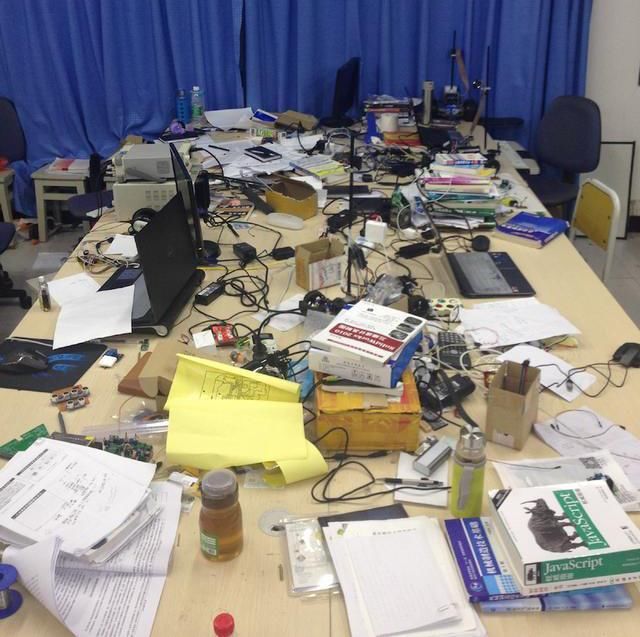 实拍!大公司程序员的办公桌其实是这个样子,各种混乱不堪!