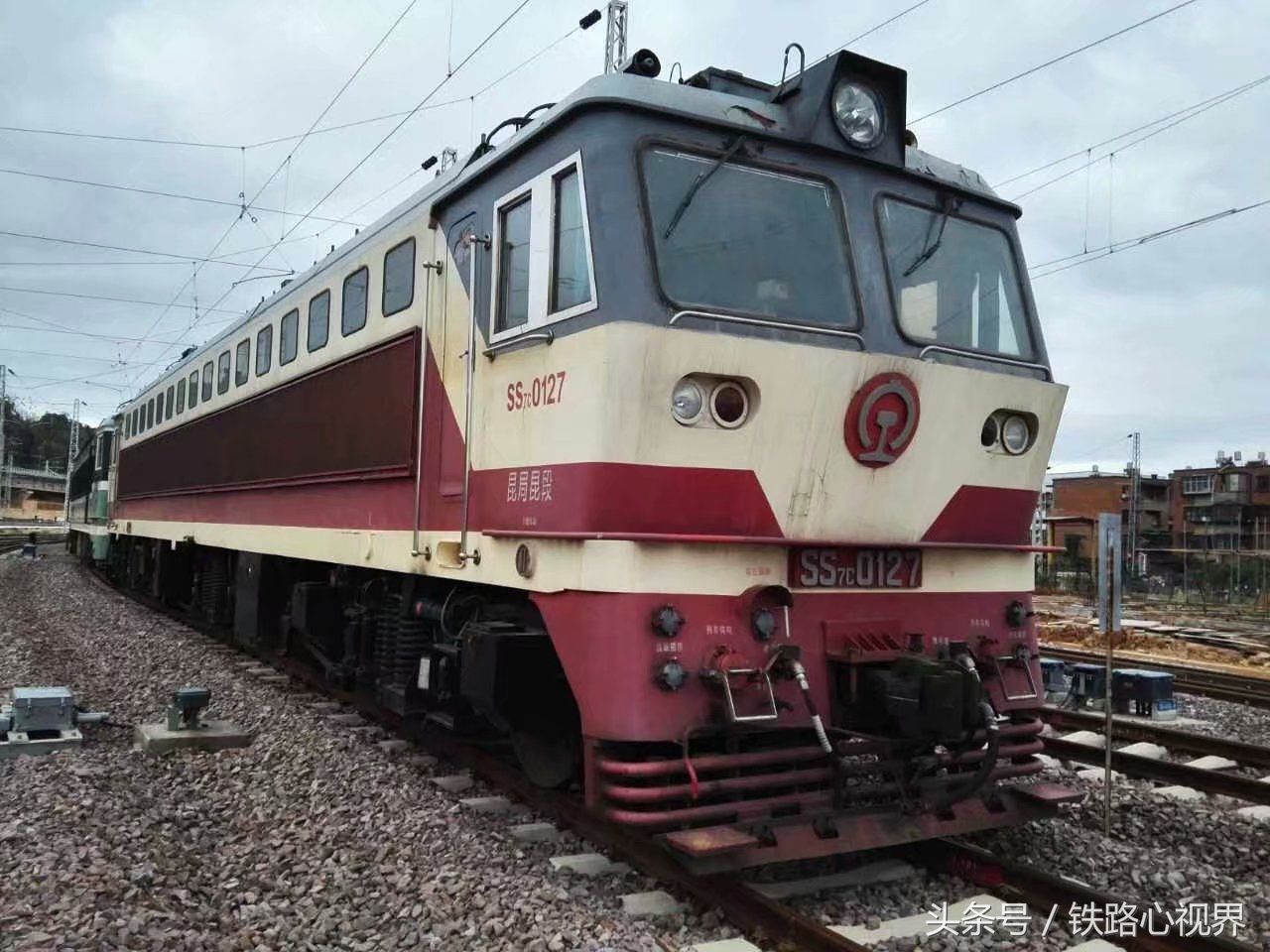 "大脸猫":韶山7c型电力机车(ss7c)是由大同机车厂,株洲电力机车研究