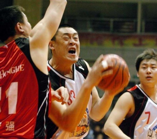 【cba历史课】首次火爆冲突!两内线巨无霸拳脚相加