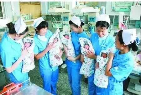 19岁女孩生下五胞胎,看到孩子后,20岁男友吓得关机玩消失
