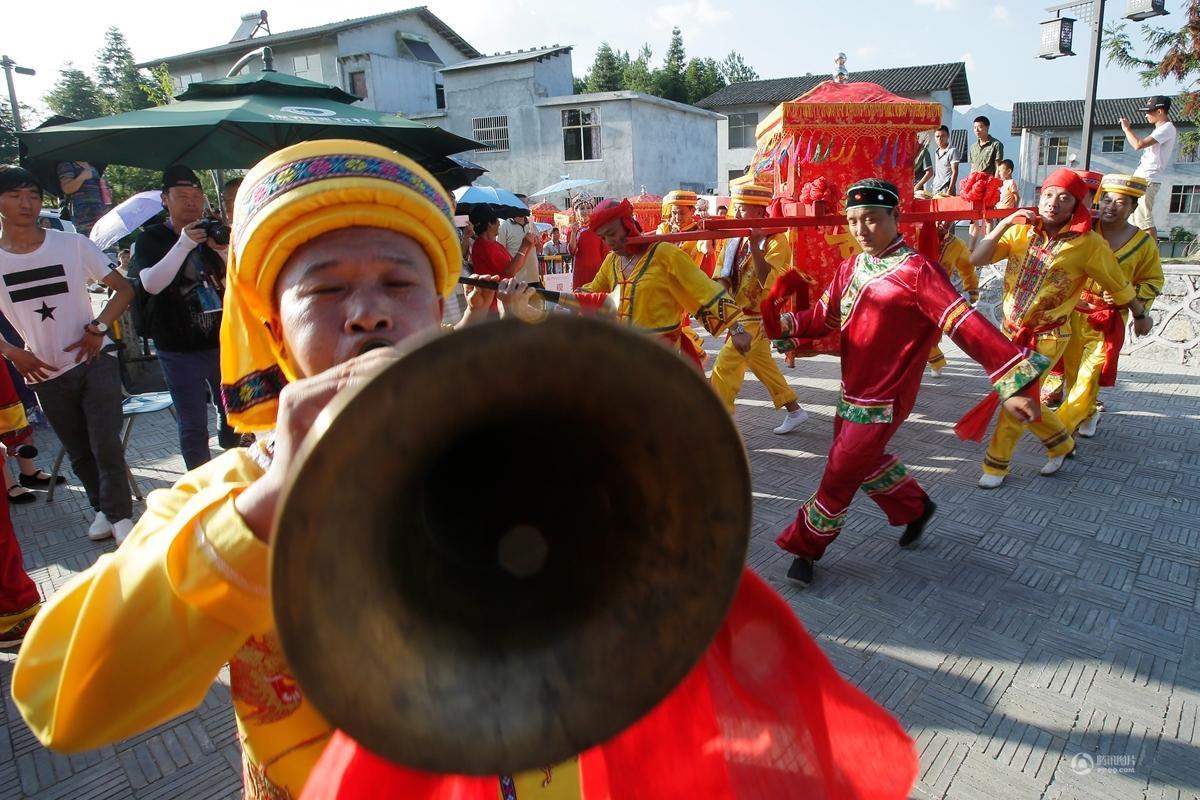 会举行,超过8万人观看了土家族特色的定亲仪式,迎亲仪式和婚礼仪式