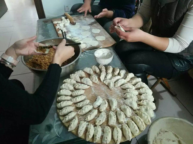 一家人在包饺子,其乐融融.