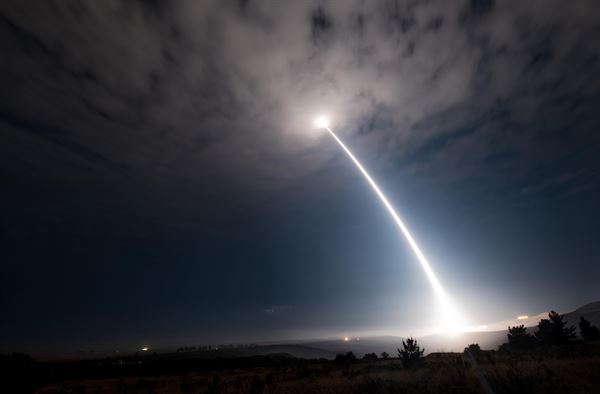 美国空军范登堡基地成功试射一枚民兵3洲际弹道导弹