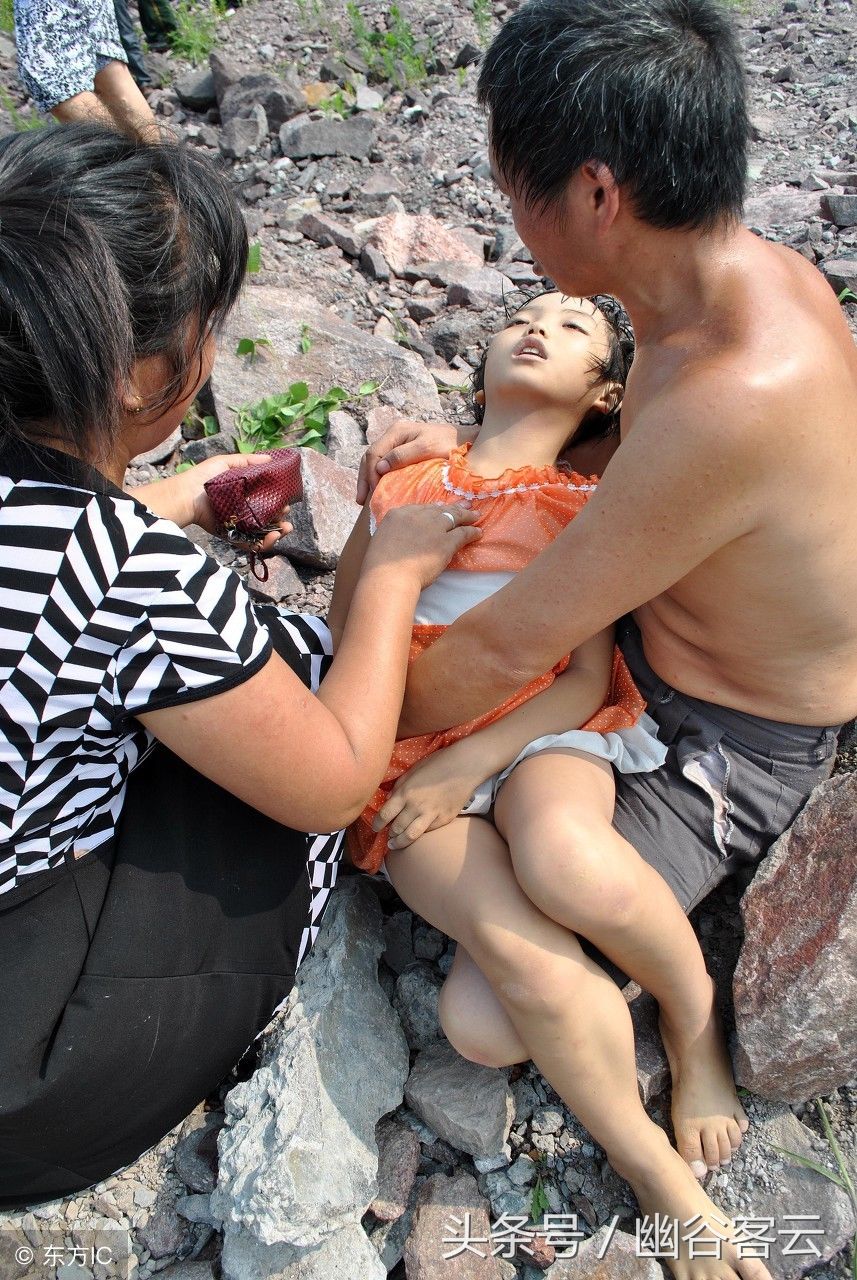 两名不到十岁的女童河边游玩,不幸落水溺亡,家长悲痛欲绝!