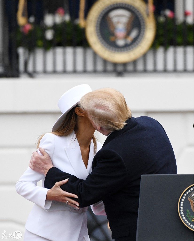 特朗普在白宫广场迎接宾客却对自己夫人用亲吻礼,马克龙忍住笑容