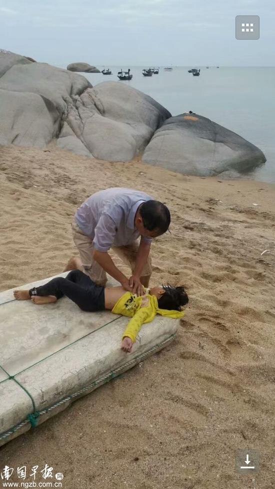 马敏麟在渔民的帮助下,对溺水的女孩进行急救.