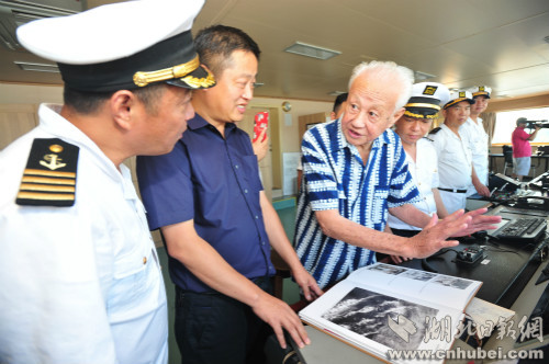 张其军在展示照片 通讯员江朝摄