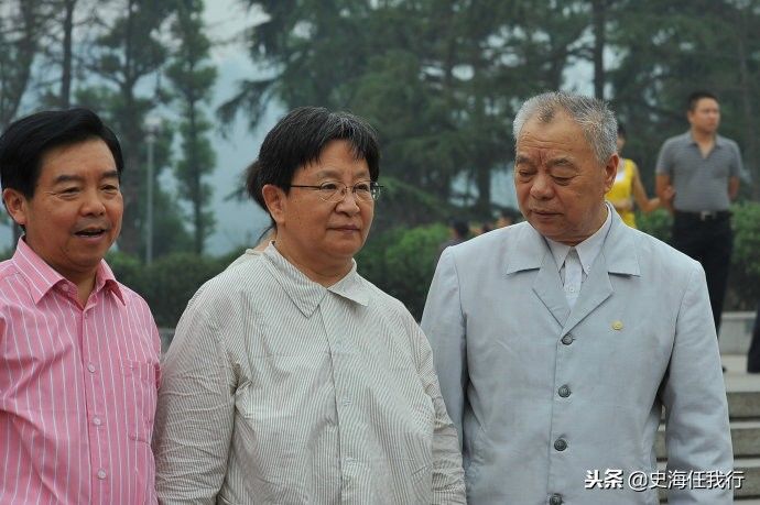 李讷和王景清韶山祭父照片,晚年低调简朴,一动作体现人格魅力