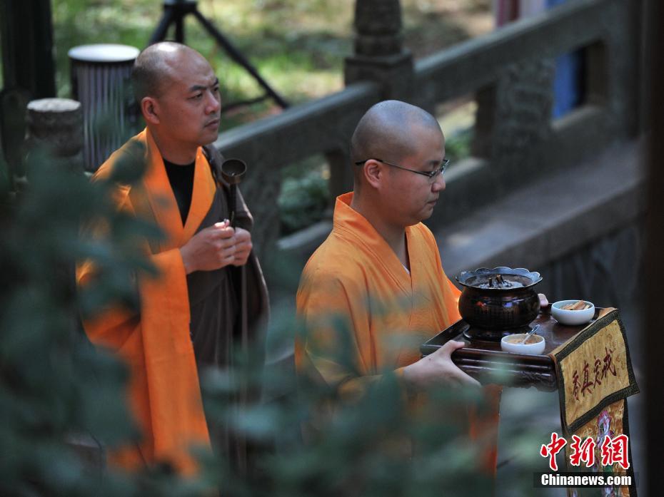 诵经,传供是浙江杭州千年古刹灵隐寺举办盂兰盆法会的传统形式,法师们