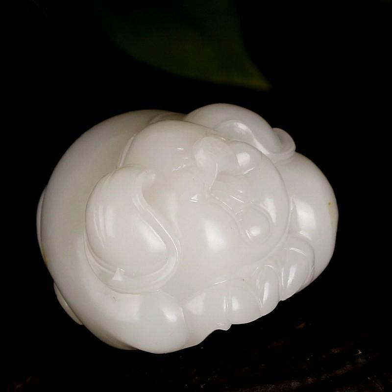 通过打灯,我们发现和田玉的结构大有不同